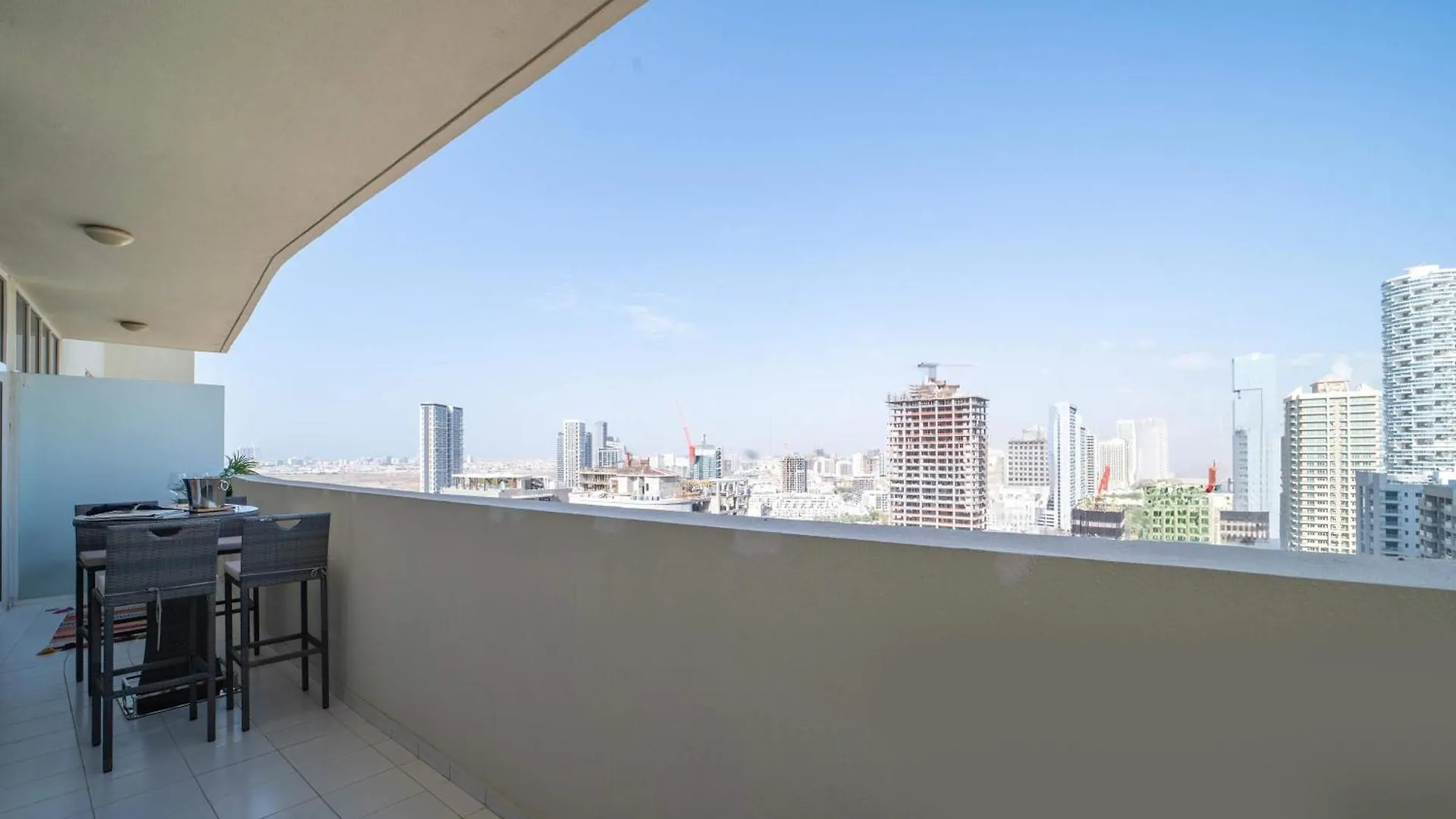 Frank Porter - Damac Tower 108 - 1Br Dubai 0*,