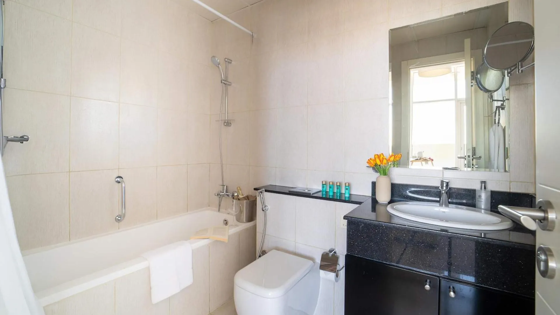 Frank Porter - Damac Tower 108 - 1Br Dubai Apartment